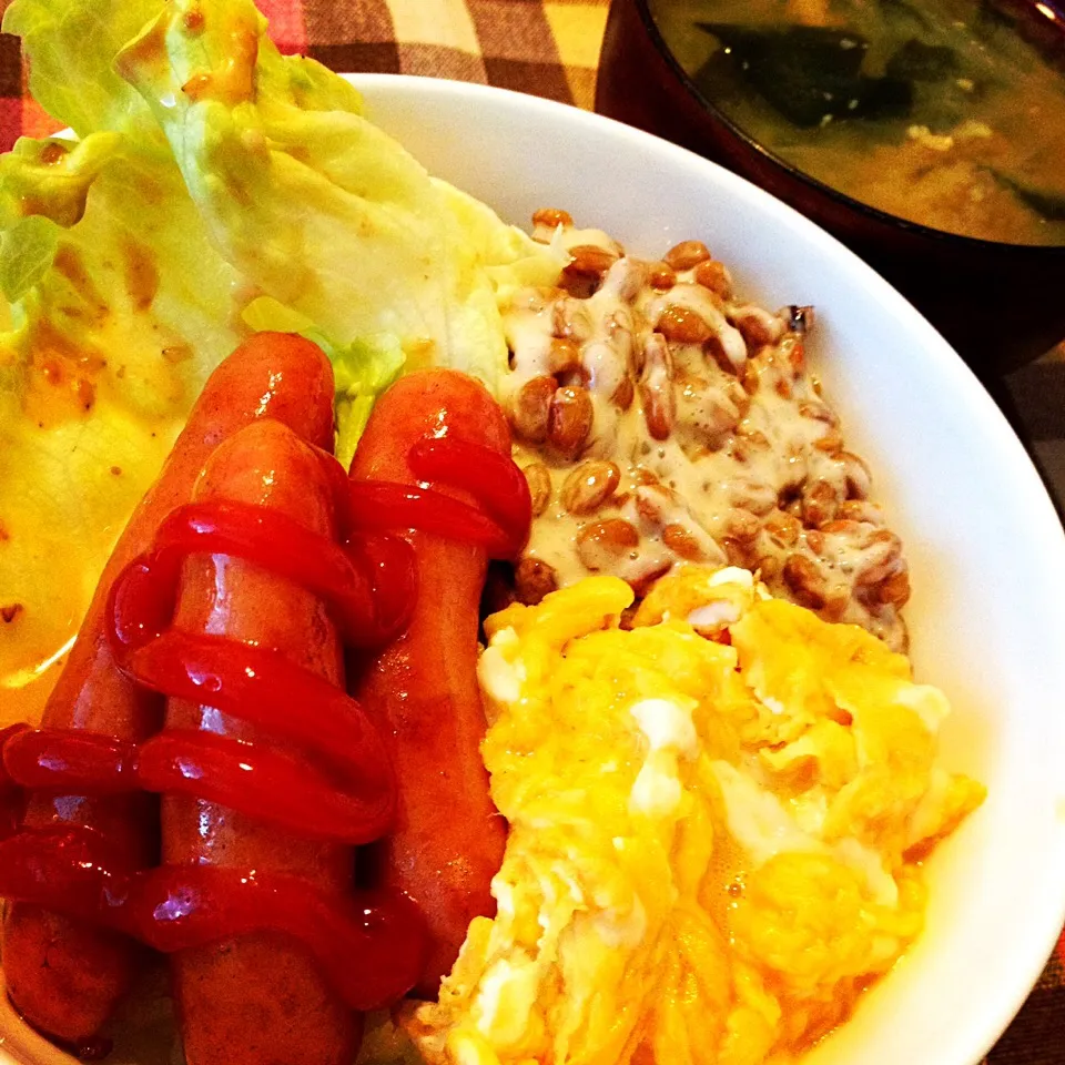 納豆卵ウィンナー丼,味噌汁|りーぴんさん