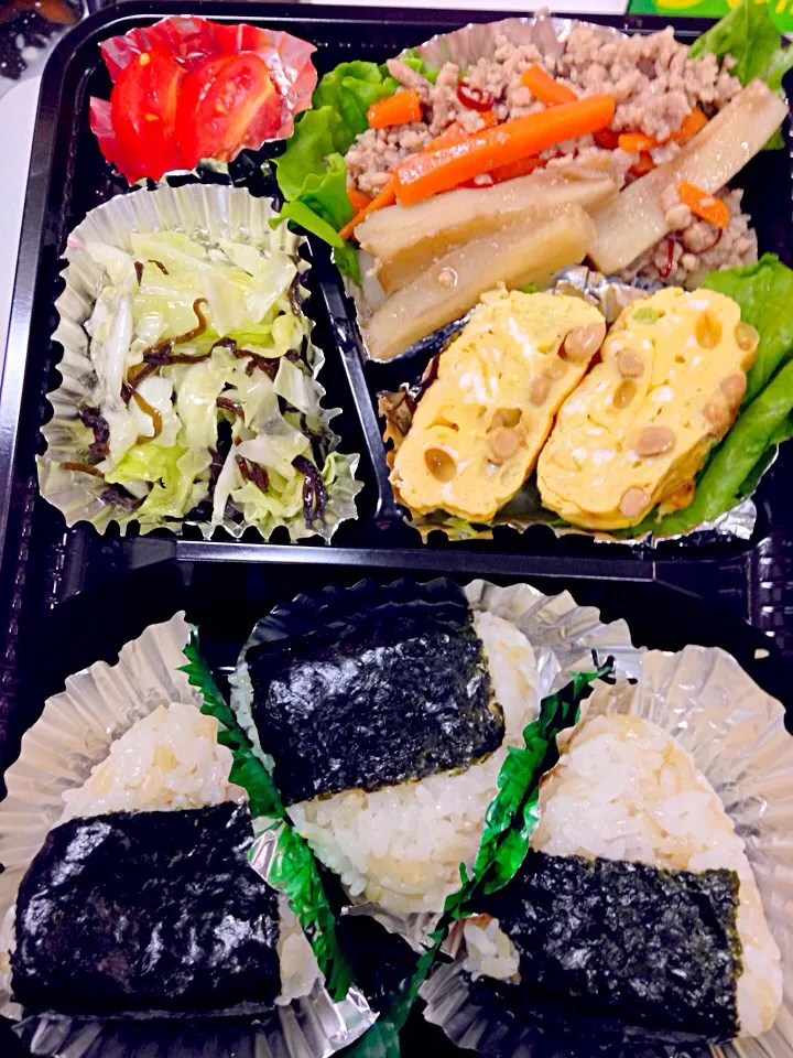 おにぎり弁当。納豆卵焼き、れんこんキンピラ、キャベツ昆布和え。|泡子さんさん