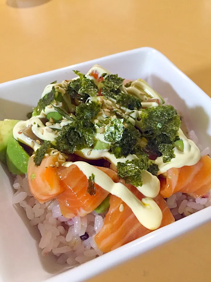 サーモンとアボカドの漬け丼|まりもこさん