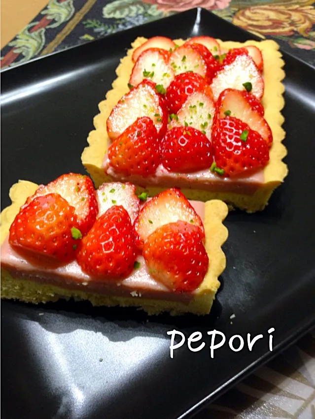 ストロベリーチョコのレアチーズタルト🍓|ぺぽりさん