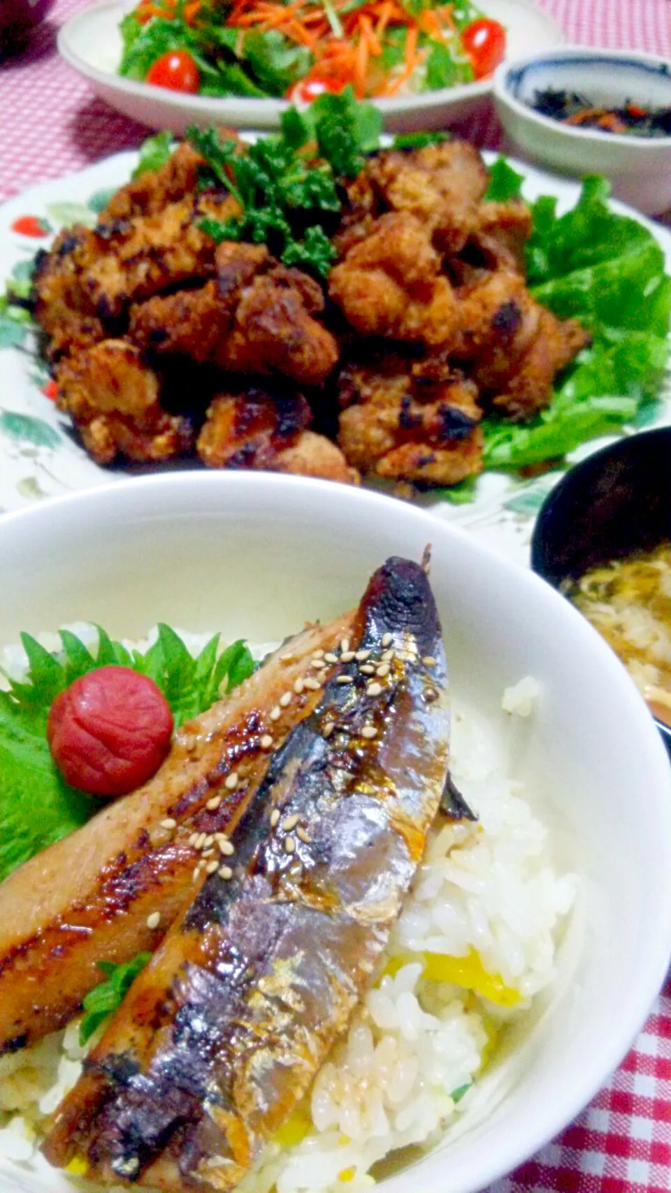 蒲焼き丼(鰯･大葉･沢庵･白ごま･梅干し)、唐揚げ(鶏もも肉･塩糀･にんにく･生姜)、サラダ(きゃべつ･ベビーリーフ･人参･プチトマト)、ひじき煮(先日残り)、お吸い物(ほうれん草･花麩･卵)|まあるさん