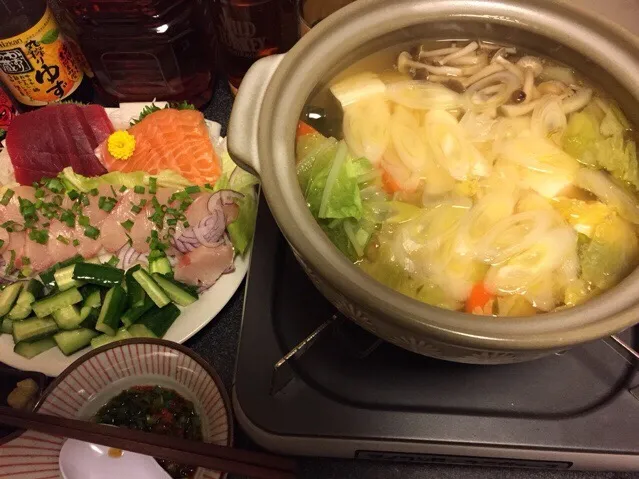 Snapdishの料理写真:湯豆腐、鮪とサーモンと鰤のお刺身、レタス、スライス玉ねぎ、塩もみキュウリの胡麻油和え❗️꒰✩'ω`ૢ✩꒱✨|サソリさん