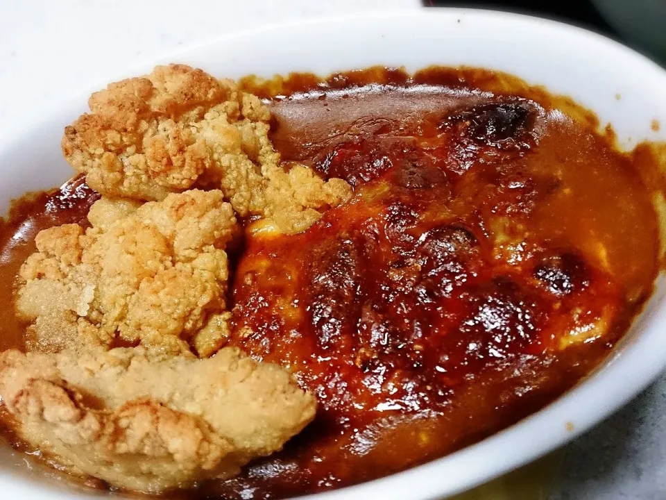 豆腐の上にチーズ、カレー、にんにくチップととりから！|あまねさん