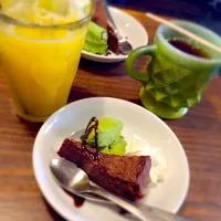 Snapdishの料理写真:抹茶のアイスとチョコケーキ|山本佳子さん