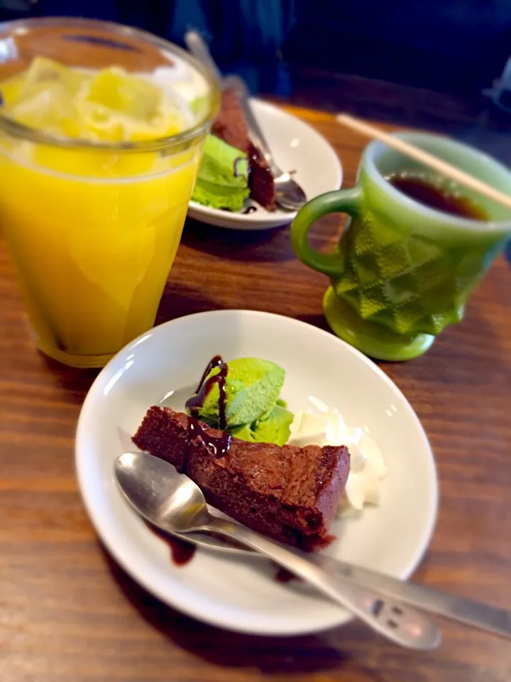 Snapdishの料理写真:抹茶のアイスとチョコケーキ|山本佳子さん