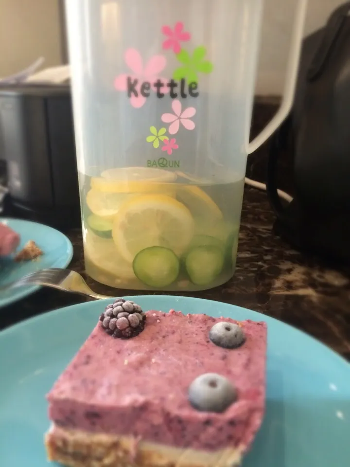 Raw cheese cake & detox water|aleksandarさん