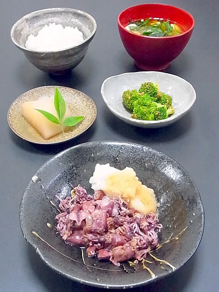 Snapdishの料理写真:今晩は、茹でホタルイカ、大根煮、ブロッコリーの胡麻和え、豆腐とワカメの味噌汁、ご飯

今日はお昼がヘビー級だったので、あっさりと（いつものことかしら(^^;;）

なかなか見かけない、生のホタルイカに出会ったので、茹でて頂きました。
ボイルで売っているものの数倍美味しい！
小さいもので湯がきたてを食べるので、いつもやっ|akazawa3さん