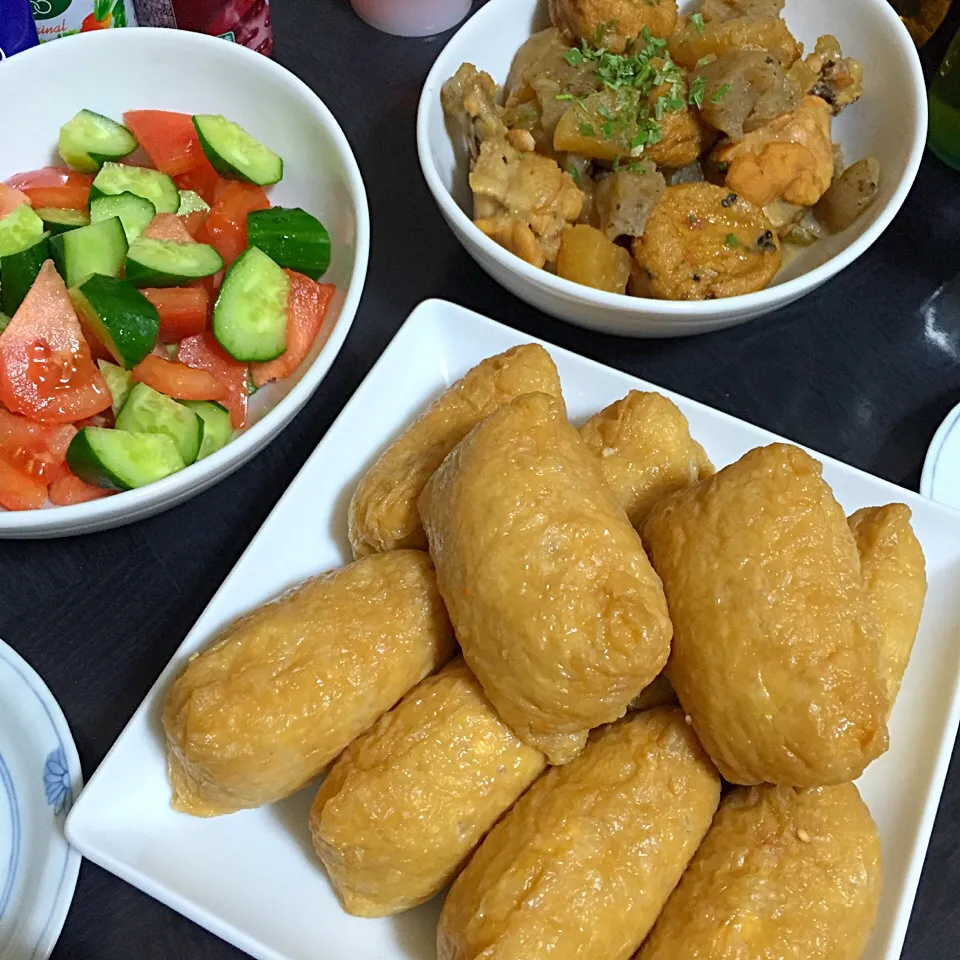 今日の晩ご飯は、おいなりさん、大根と手羽元の甘辛煮、きゅうりとトマトのサラダ。|ゆえさん