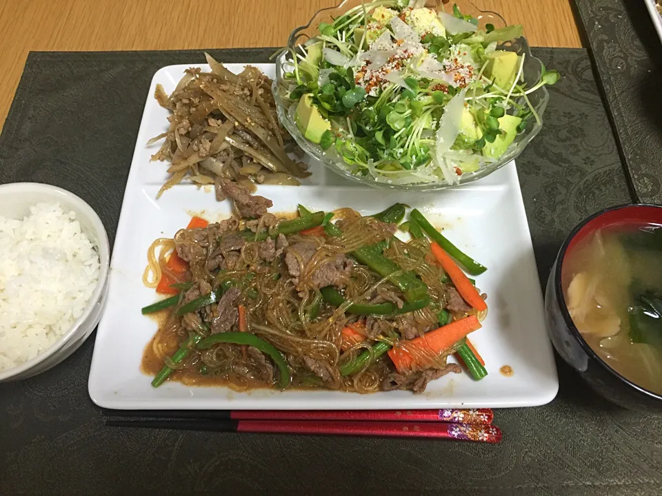 Snapdishの料理写真:牛肉の春雨炒め、きんぴらゴボウ、アボカドサラダ、お味噌汁。|Angie44さん