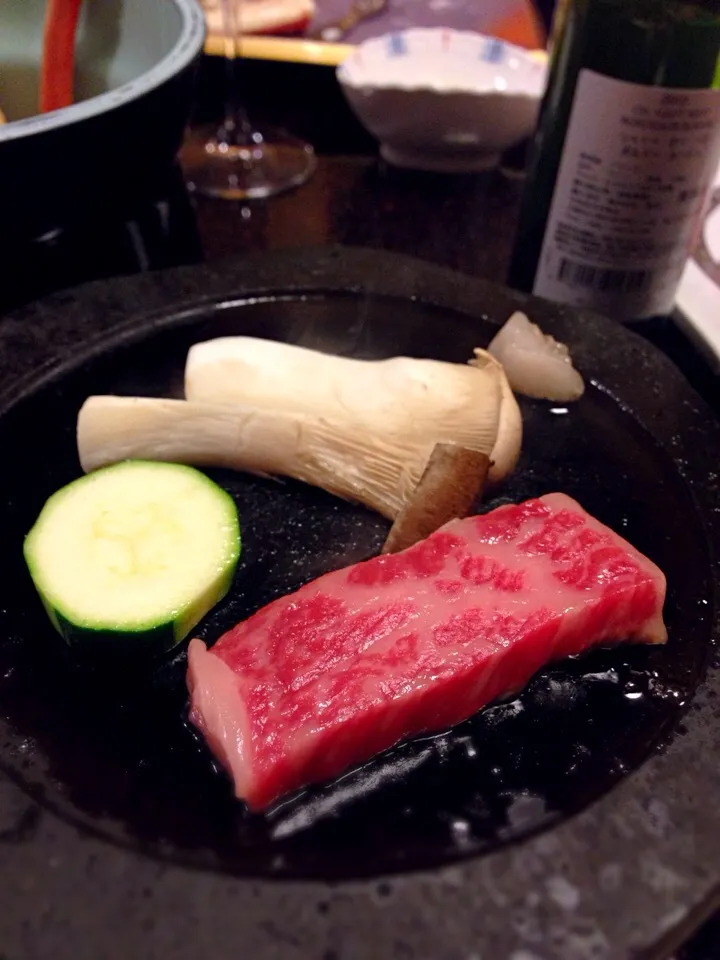 但馬牛うまい。ステーキと牛シャブ。肉にはやはり赤ワイン。|しらこさん