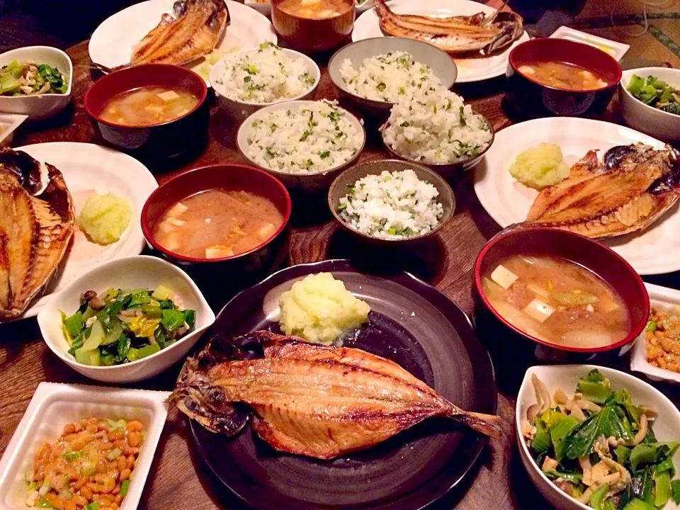 深谷ネギとお豆腐と油揚げのお味噌汁と小松菜とシメジと油揚げの蒸し煮と納豆と大根おろしと鯵の一夜干しと大根葉ご飯|トキロックさん