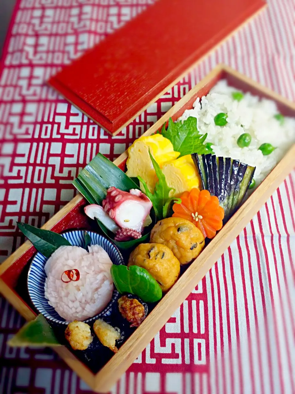 《木曜日のお弁当》

・グリンピースご飯
　（バリからのお塩入り順子さんより）
・菊花カブ甘酢漬け
・がんもの煮物
・タコ、きゅうりの酢の物
・長芋の磯辺揚げ
・だし巻き玉子
・ナスの素揚げ塩味

行ってらっしゃい～♡|藤田 まり子さん