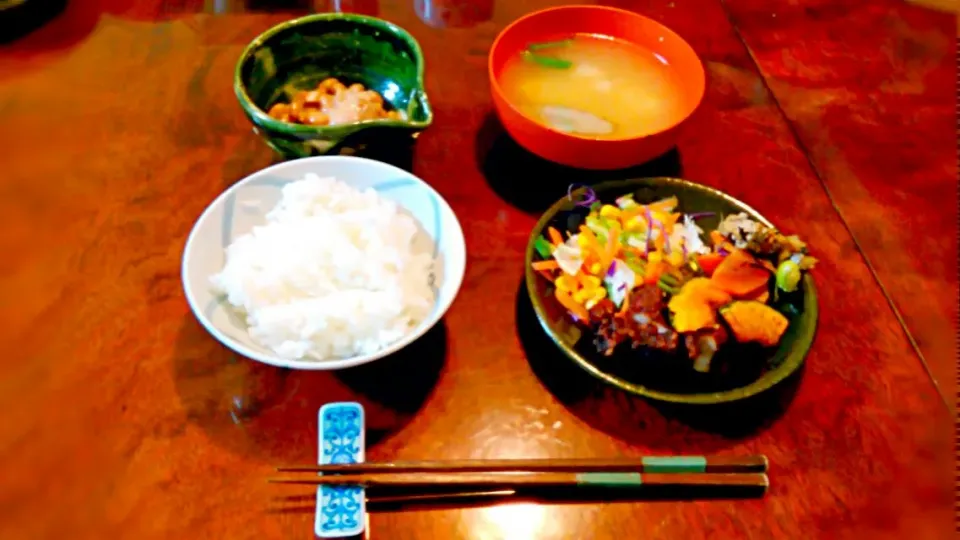 朝飯。緑黄色野菜食う。ごぼうみそ汁。|ｼｮﾀさん