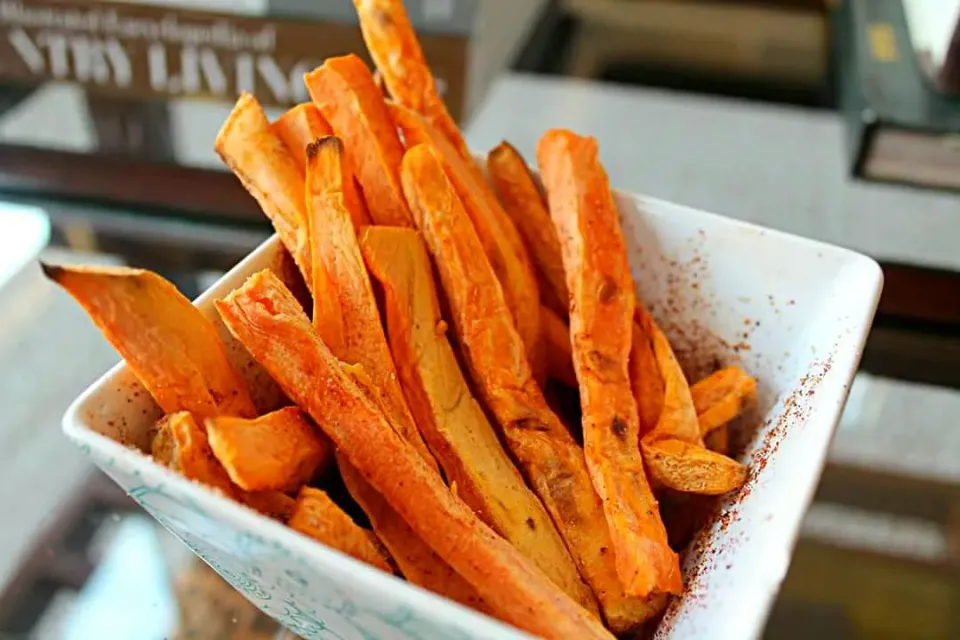 No oil. baked Sweet Chipotle Sweet potato fries.  Recipe on my blog www.setthetablewithlove.wordpress.com.  #Vegan #sweetpotatoes|lisaさん