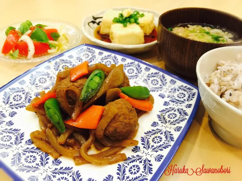 昨日の夕食 メニュー ☆肉団子の煮もの ☆スライストマト＆玉ねぎのサラダ ☆揚げ出し豆腐 ☆シンプル豚汁 ☆発芽玄米＆雑穀米＆マンナンヒカリのご飯|澤登晴香さん