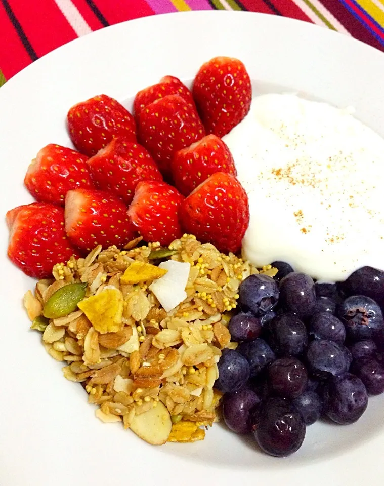 Home made millet granola with Greek yogurt and fruits|coxiella24さん