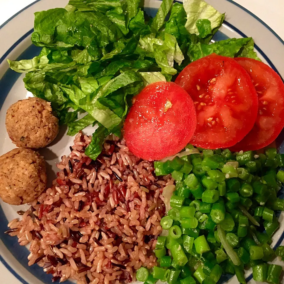 Wild rice with vegan meatballs, Green beans, lettuce and tomato|victoria valerioさん