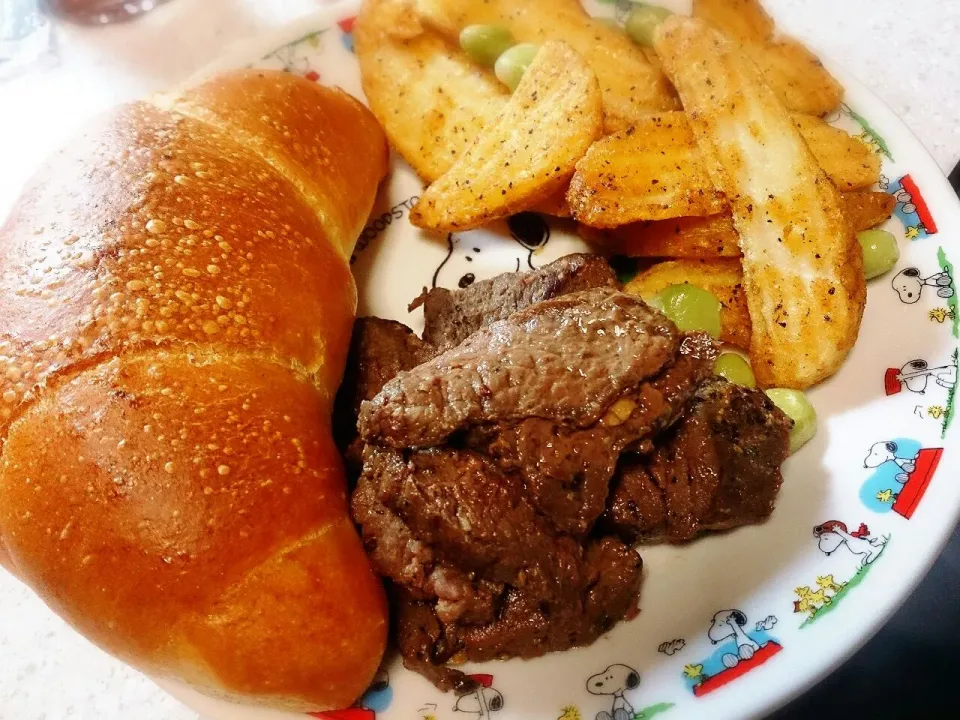 昨日ゲットした塩パンと冷凍ポテトと作り置きしてたローストビーフをステーキに！|あまねさん