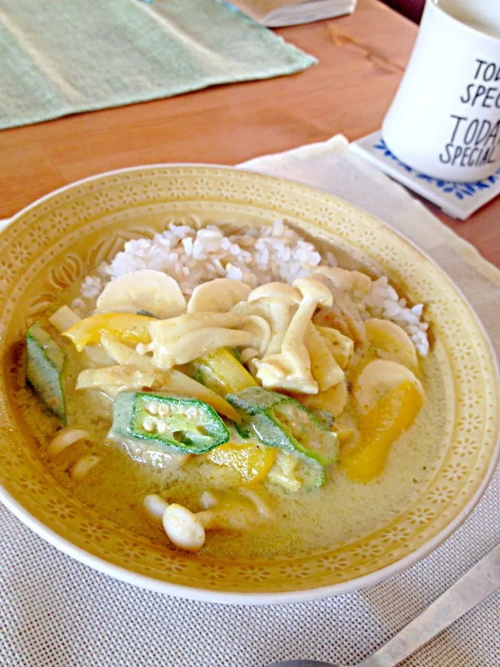 グリーンカレー♡ご飯のうえに敷いた薄切りバナナで辛さがマイルドになります◎|しょうこさん