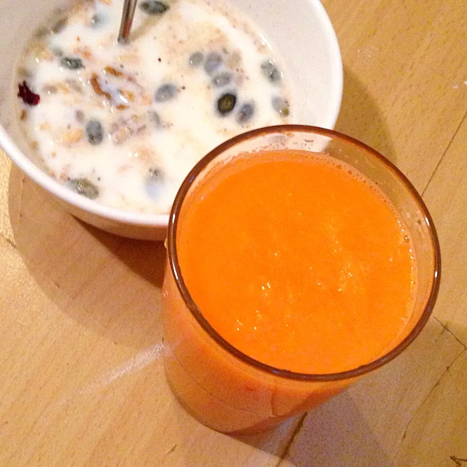 Carrot, Apple and ginger smoothie. Homemade granola with hot milk.|Meeさん