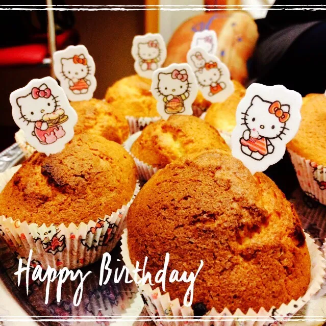 Snapdishの料理写真:hello kitty rasberry muffins 🌺|CatzeMDさん