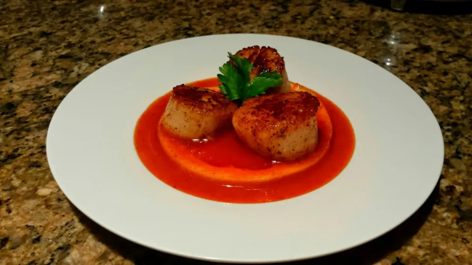 Chinese 5 spiced seared scallops with a bright and fresh ruby red grapefruit reduction~ this dish made me happy! What do you think?|Stacy Dowさん