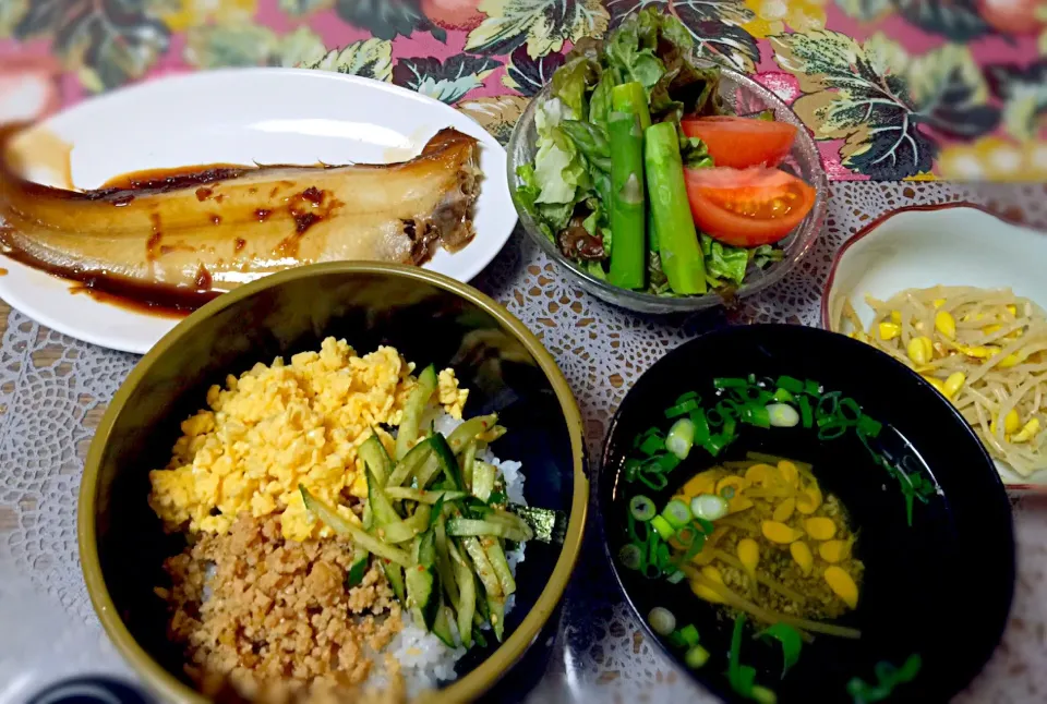 そぼろ丼＊赤舌平目の煮付け＊もやしナムル＊アスパラとトマトのサラダ＊豆もやしのお汁|あつこさん