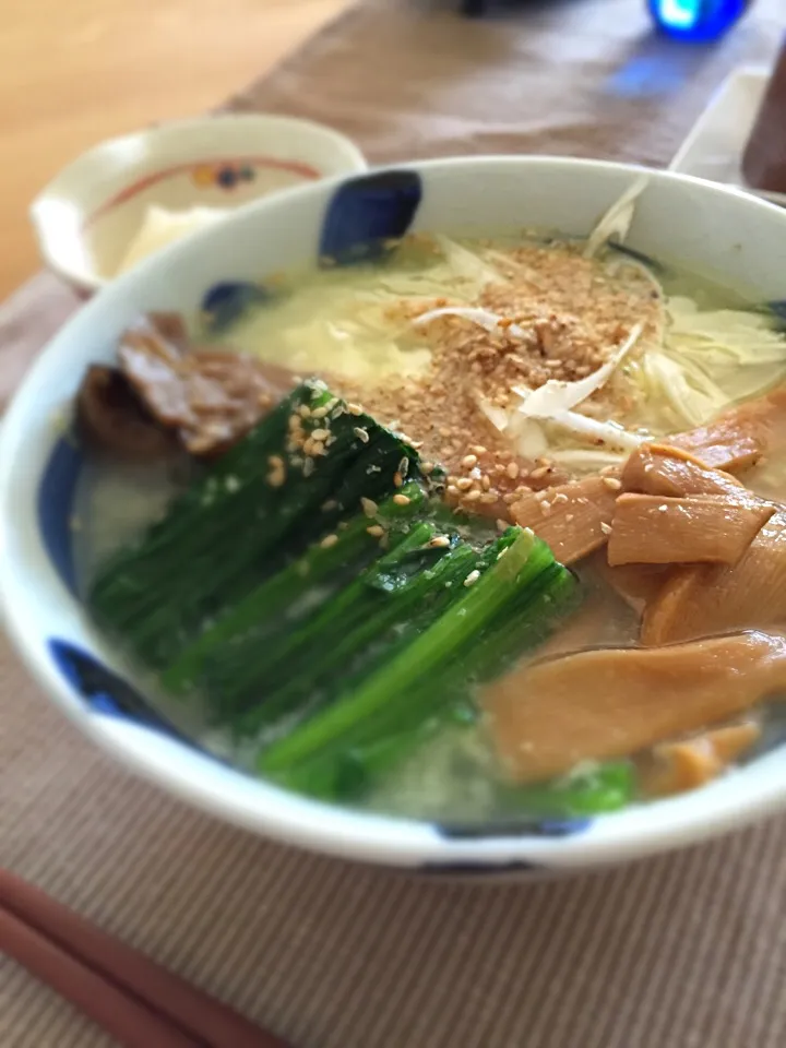 Snapdishの料理写真:サッポロ一番塩ラーメン。トッピングは手作りで（≧∇≦）|Kazumi Kohdaさん