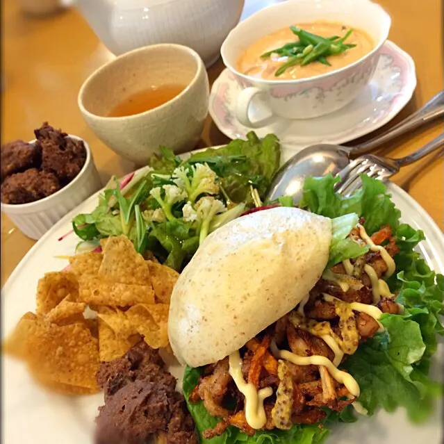 Snapdishの料理写真:伊江島小麦のもちもちパン&鶏胸肉と野菜のかき揚げ&大根とトマトのクリームシチュー&チョコチップバナナのドロップクッキー|Ayumi Shimojiさん