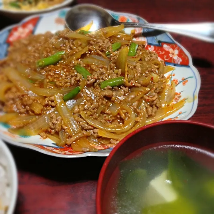 玉ねぎの麻婆風＆豆腐とワカメの中華スープ|ともえさん