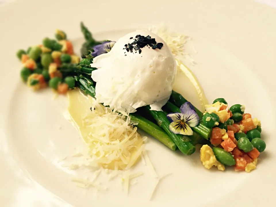 Asparagus, peas, carrots, cheese and poached egg vegetarian starter|Sergio Lacuevaさん