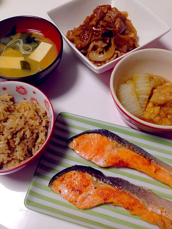 手作り♡塩昆布とツナの炊き込みご飯、焼鮭、お肉の炒め物、あげと白菜の煮物、お味噌汁。|mari♡（もも(*´∀｀*)♪）さん