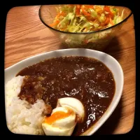 豚軟骨カレーとコールスローサラダ|Bouton_cookingさん