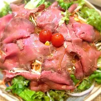 Snapdishの料理写真:ちょいと贅沢サラダ(^^)ローストビーフサラダ😋