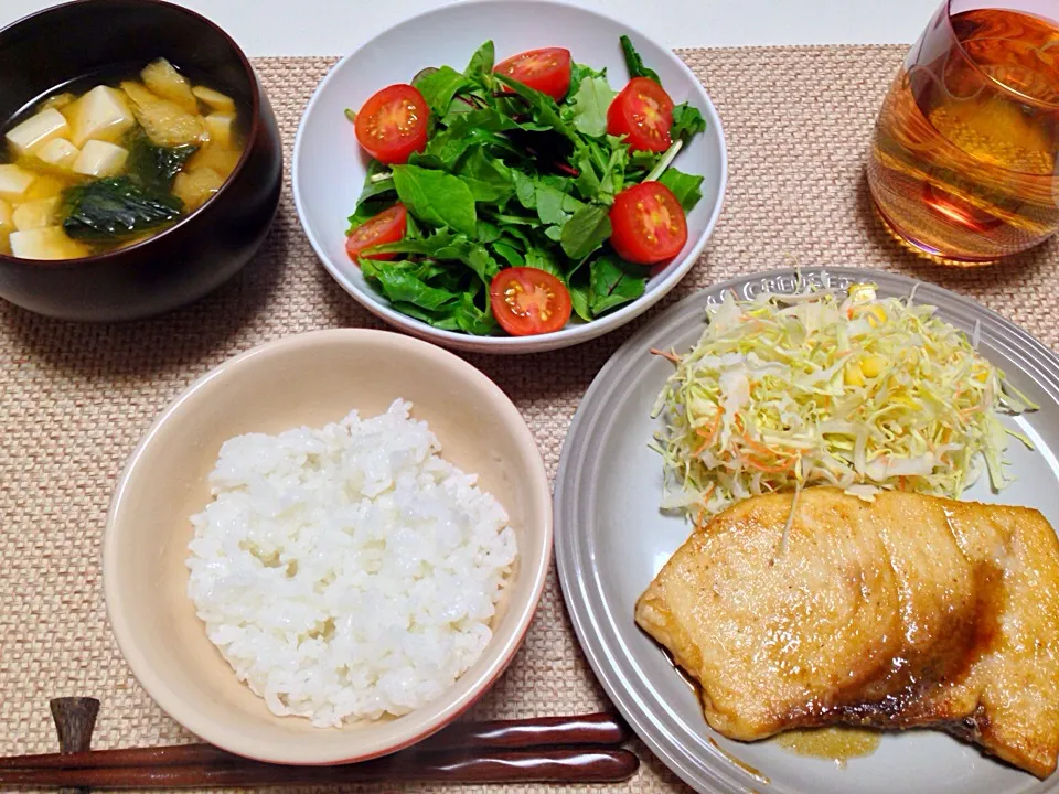 メカジキのバタポン グリーンサラダとキャベツの千切り 小松菜豆腐油揚げの味噌汁|にゃろめさん