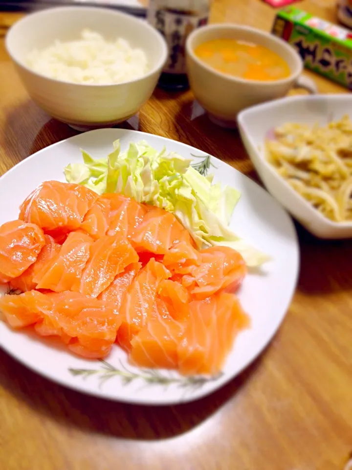 2/12 COSTCOサーモンお刺身，もやしと玉子炒め，野菜スープ|kykyさん