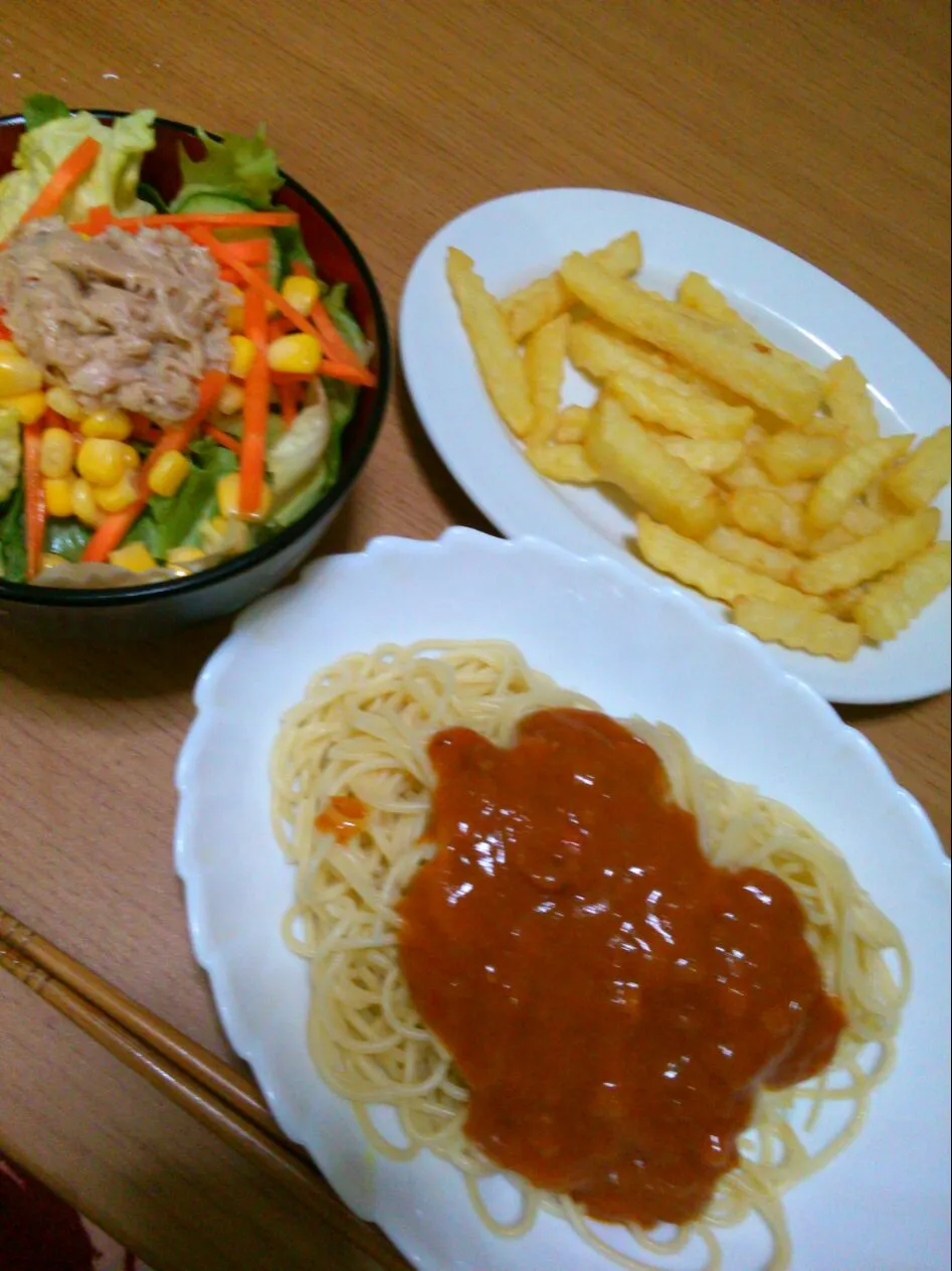 ミートスパゲッティとポテトとサラダ|かにゃさん