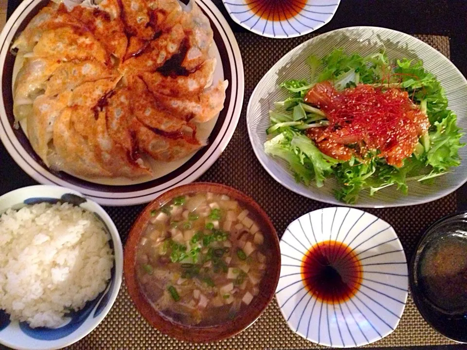 Snapdishの料理写真:焼き餃子、カジキマグロの韓国風お刺身サラダ、中華スープ|ayumiさん