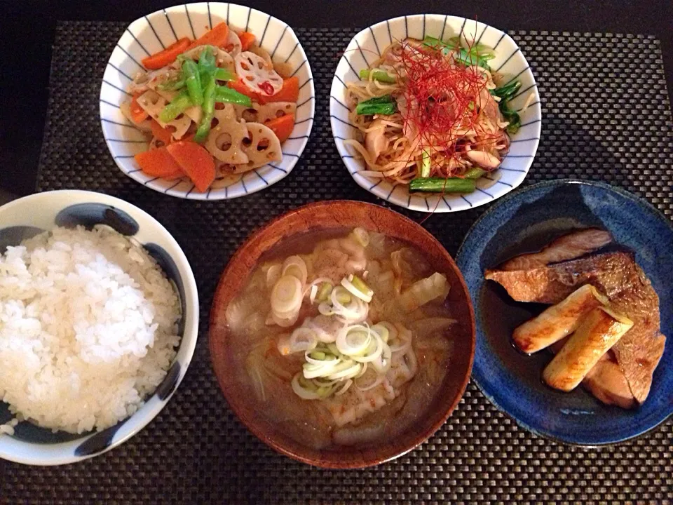 Snapdishの料理写真:ブリの照り焼き、レンコンの金平、オイスターヌードル、水餃子スープ|ayumiさん