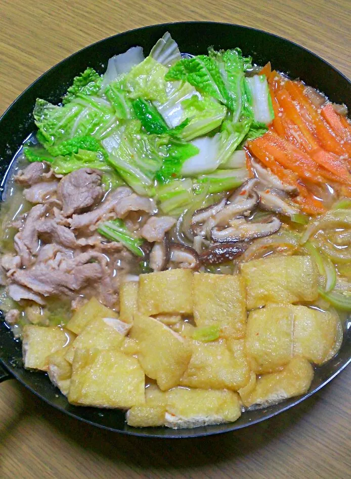 フライパンで 豚肉と油あげのピリ辛味噌鍋|みあこさん