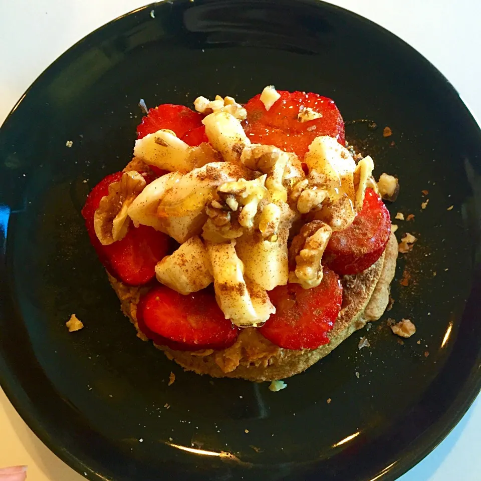 Whole wheat waffle with strawberry, banana, walnuts, cinnamon & honey|victoria valerioさん