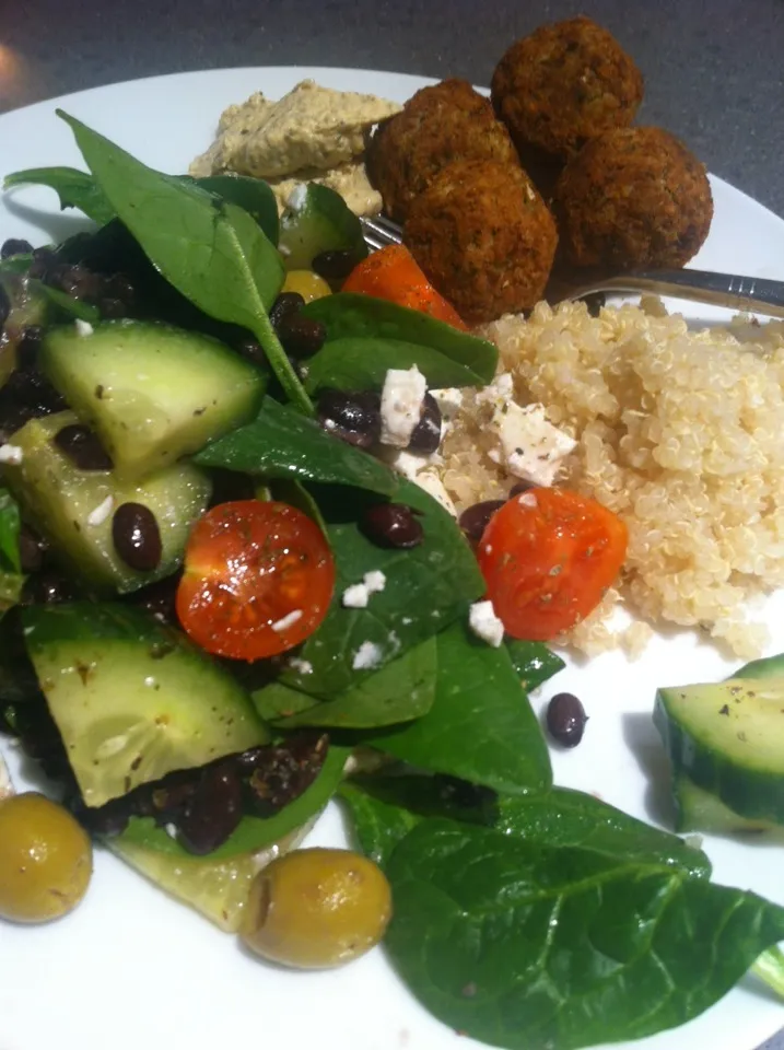 Snapdishの料理写真:Vegetarian dinner - salad, quinoa and falafel with hummus|🍓Jolejo🍓さん