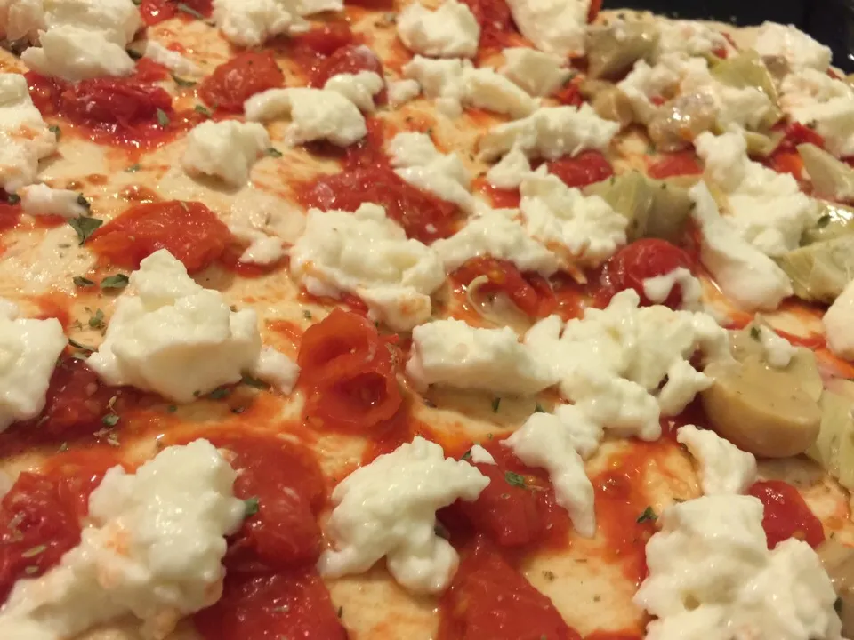 Pizza 🔝 con pomodorini biologici, origano sbriciolato da rametti secchi, mozzarella di bufala.

(A destra variante con carciofi e funghi).
I pomodori sono cotti|matteo pisanoさん