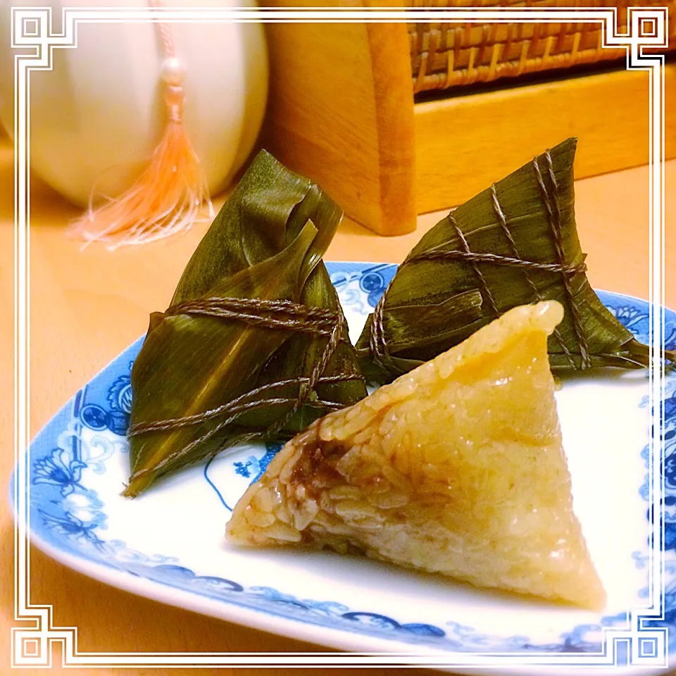 豆沙粽子 🍙 chinese rice dumplings filled with red bean paste. wrapped in reed leaves 🍃|CatzeMDさん