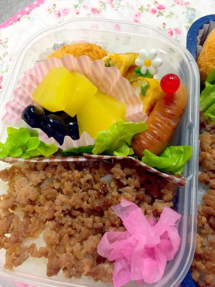 Snapdishの料理写真:豚肉のそぼろ弁当|くるみるくさん