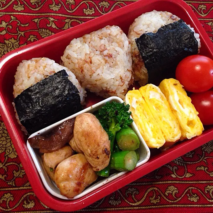 オリーブ油とおかかのおにぎり🍙と鶏ささみとはなっこりーのソテー弁当|もえさん