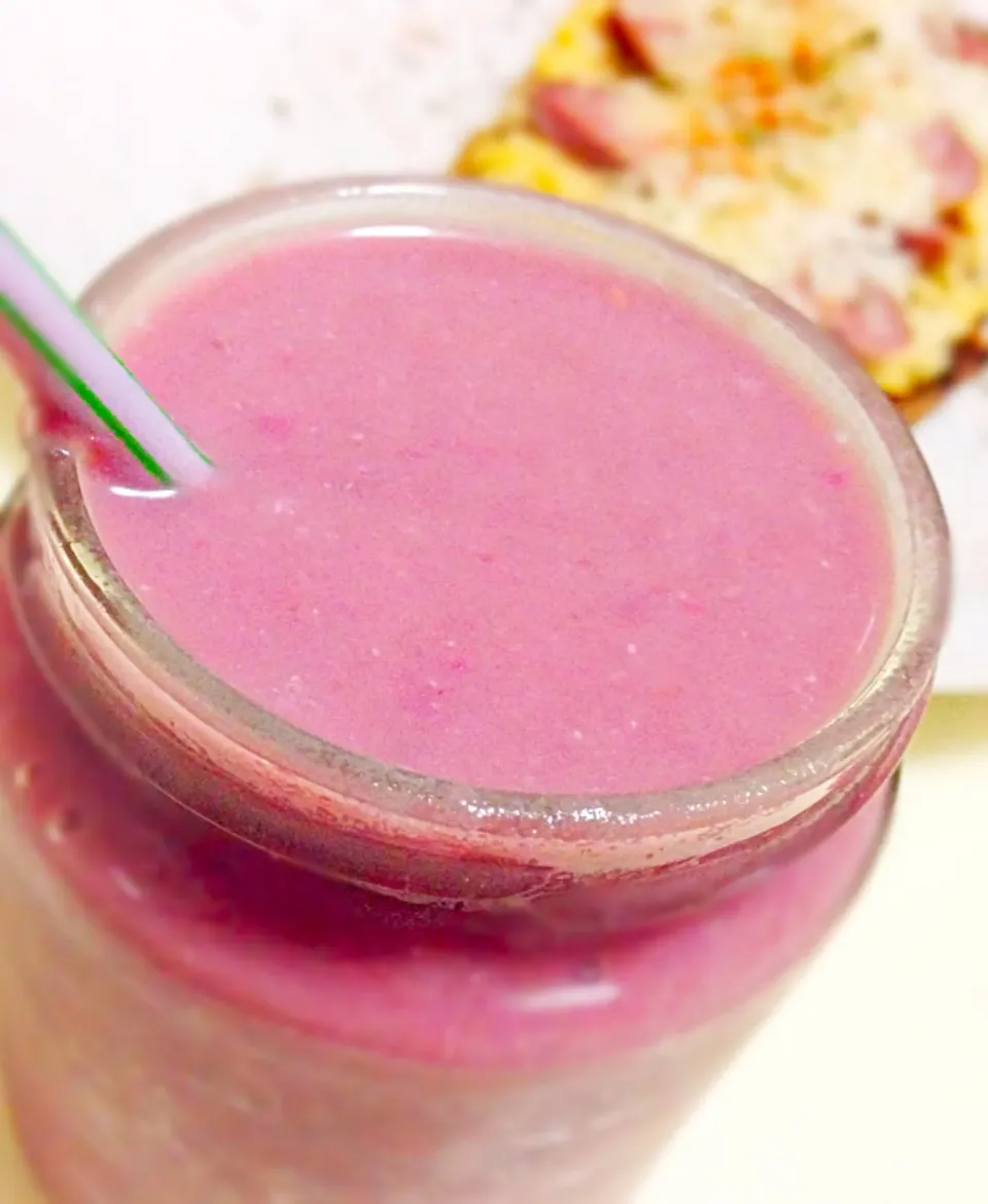 Breakfast smoothie - purple sweet potato, mixed berries, banana in cashew milk|coxiella24さん