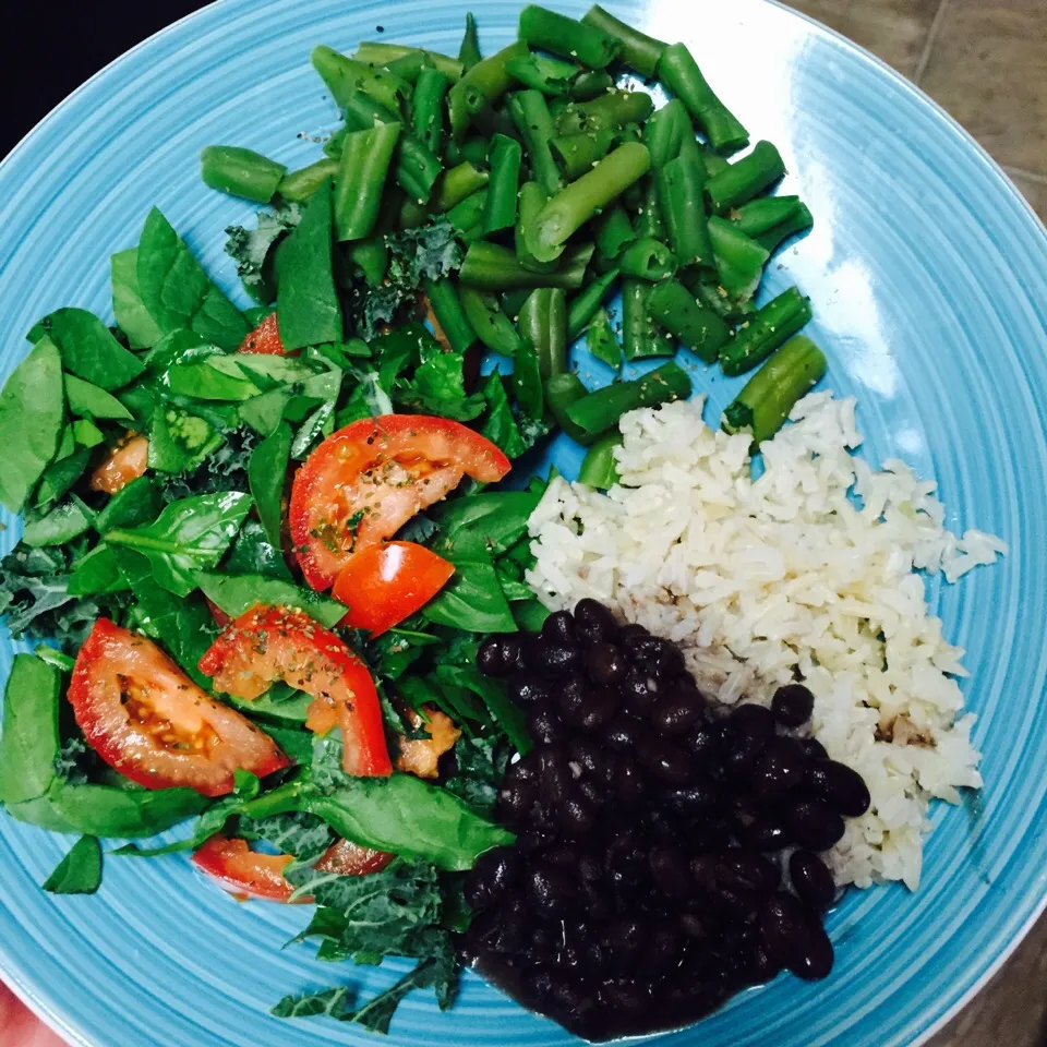 Brown rice and black beans with spinach, kale & tomato salad with green beans|victoria valerioさん