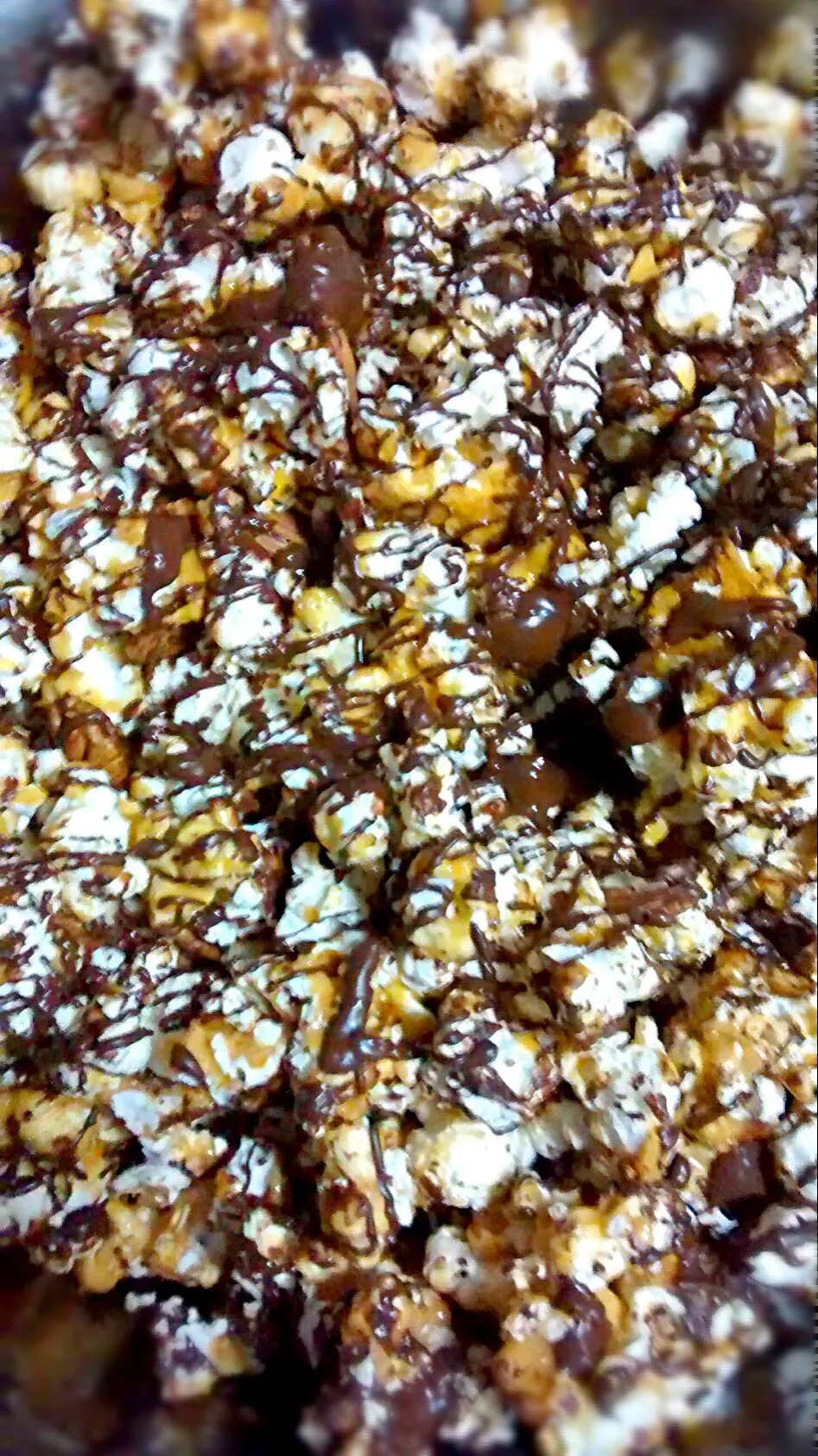 caramel popcorn with almond and pecans and mint flavored chocolate|elizabethさん