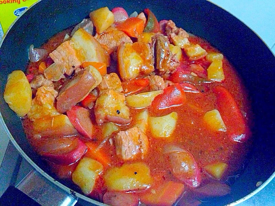 Snapdishの料理写真:Pork Afritada Ala Fem! Kanina puno, yan na lang natira. Sa sobrang sarap! Hahaha 😂😂😂 #FeelingChef #|iamfem05さん